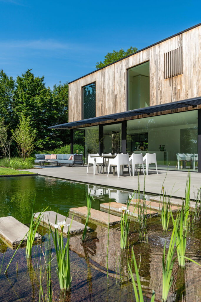 Renovatie villatuin met zwemvijver van Concept Gardens
